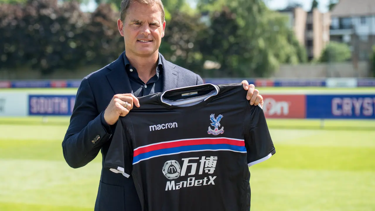 Frank de Boer berpose dengan seragam Crystal Palace setelah menandatangani kontrak tiga tahun dengan klub Liga Inggris itu, Senin (26/6/2017). 