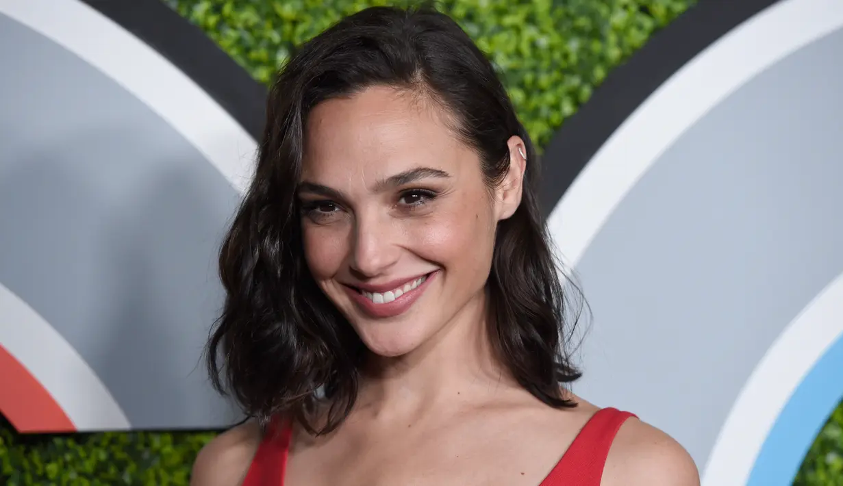 Aktris Gal Gadot menghadiri perayaan GQ Man of the Year Awards di Los Angeles, 7 Desember 2017. Melengkapi penampilannya, Gal Gadot tampil dengan tatanan rambut bergelombang ala bintang klasik Hollywood. (Photo by Chris Pizzello/Invision/AP)