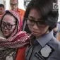 Ekspresi komedian Tri Retno Prayudati alias Nunung sebelum rilis kasus narkoba di Ditnarkoba Polda Metro Jaya, Jakarta, Senin (22/7/2019). Nunung ditangkap bersama suaminya, July Jan Sambiran, usai bertransaksi narkoba dengan tersangka TB di kediaman mereka. (Liputan6.com/Faizal Fanani)