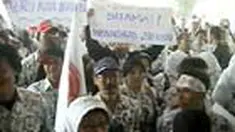 Ratusan guru di Bandung menolak SK walikota tentang pemotongan perbaikan penghasilan guru. Di Bima, puluhan guru dimutasi karena tidak mendukung pasangan calon bupati. 