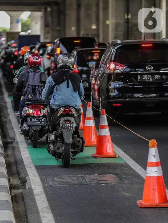 Pengendara kendaraan bermotor melintasi jalur khusus sepeda di Jalan Fatmawati Raya, Jakarta Selatan, Rabu (30/10/2019). Pemerintah Provinsi DKI Jakarta terpaksa menunda pembangunan jalur sepeda pada 2020 yang menelan biaya sebesar Rp73,7 miliar. (Liputan6.com/Faizal Fanani)