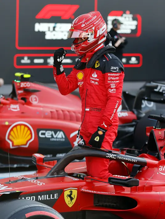 <p>Dalam sesi kualifikasi tersebut Charles Leclerc menjadi yang terdepan. Pembalap berusia 26 tahun itu mencatat waktu 1 menit 17,166 detik. (Andres Staph/Pool photo via AP)</p>