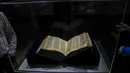 Menurut keterangan situs Sotheby's,  Codex Sassoon merupakan salah satu Hebrew Bible (Alkitab dengan Bahasa Ibrani) yang paling pertama terkumpul secara lengkap. (AP Photo/Ariel Schalit)