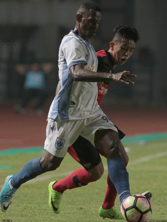 Pemain PSIS Semarang, Melcior Majefat (kiri) mencoba melewati adangan pemain PS Mojokerto pada laga 8 besar  grup Y Liga 2 Indonesia di Stadion GBLA, Bandung, Sabtu (18/11/2017). PSIS Semarang menang 3-0. (Bola.com/Nicklas Hanoatubun)