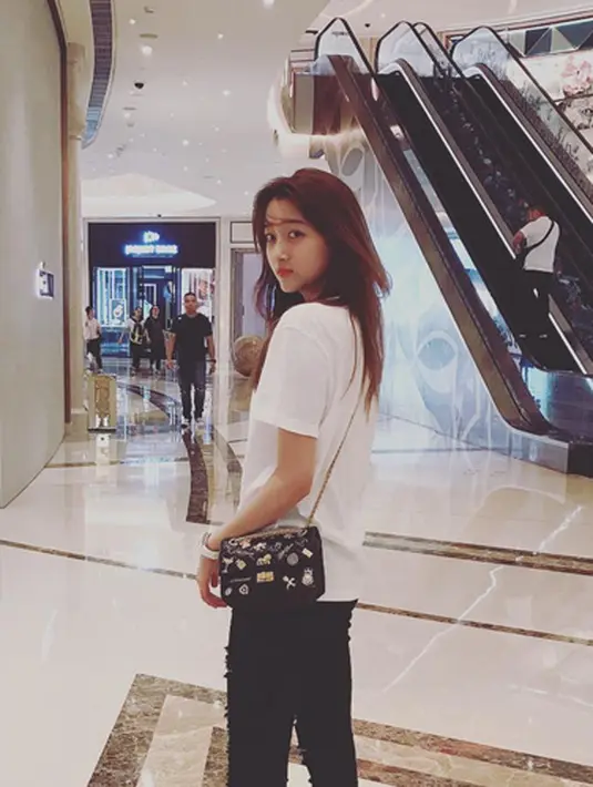 Guan Xiao Tong merupakan wanita kelahiran Beijing, 17 September 1997. Ia memiliki nama international, yakni Traey Mirey. Seperti yang diketahui, Guan terpaut usia dengan Luhan sejauh 7 tahun. (Instagram/stronger917)