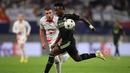 Striker Real Madrid, Vinicius Junior menguasai bola dibayangi bek RB Leipzig, Willi Orban pada fase Grup F Liga Champions 2022/2023 di Leipzig, Jerman (25/10/2022). Satu gol juga dicetak Vinicius Junior ke gawang RB Leipzig di matchday kelima fase grup Liga Champions musim 2022/2023 (25/10/2022). (AFP/Ronny Hartmann)