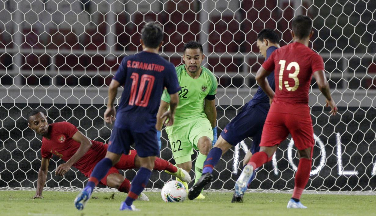 Kemelut terjadi di depan gawang Indonesia saat melawan Thailand pada laga kualifikasi Piala Dunia 2022 di SUGBK, Jakarta, Selasa (10/9). Indonesia takluk 0-3 dari Thailand. (Bola.com/M Iqbal Ichsan)