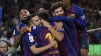 Perayaan gol pemain Barcelona usai Lionel Messi mencetak gol pada leg kedua Copa Del Rey yang berlangsung di stadion Nou Camp, Barcelona, Kamis (31/1). Barcelona menang 6-1 atas Sevilla. (AFP/Luis Gene)