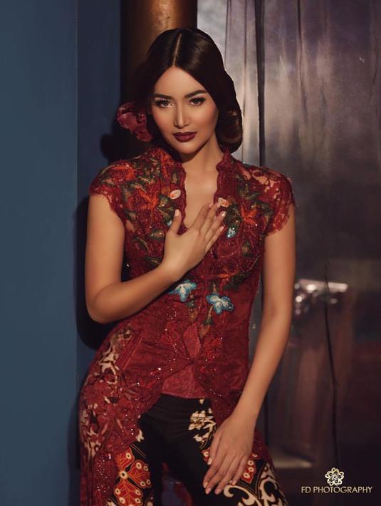 FOTO: Pesona Maria Selena Saat dalam Balutan Kebaya - Foto Liputan6.com