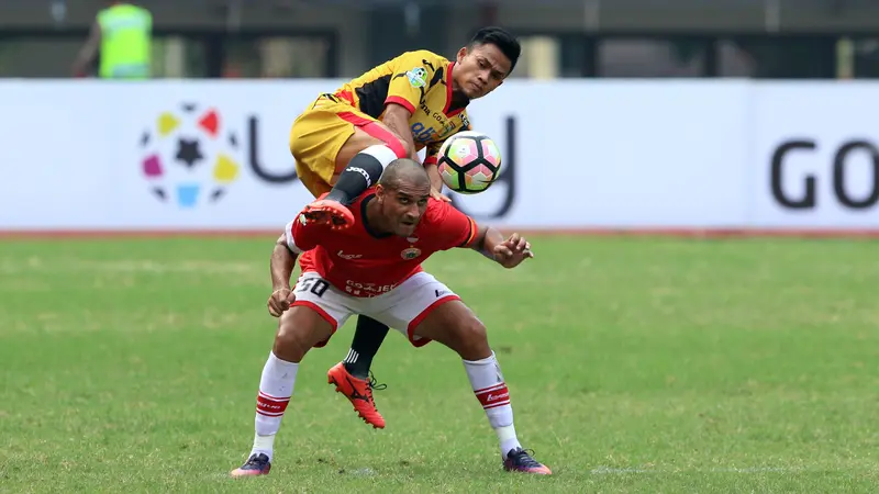 Striker Persija Jakarta, Bruno da Silva Lopes, beraksi pada laga Liga 1 melawan Mitra Kukar di Stadion Patriot, Bekasi, Minggu (14/5/2017).