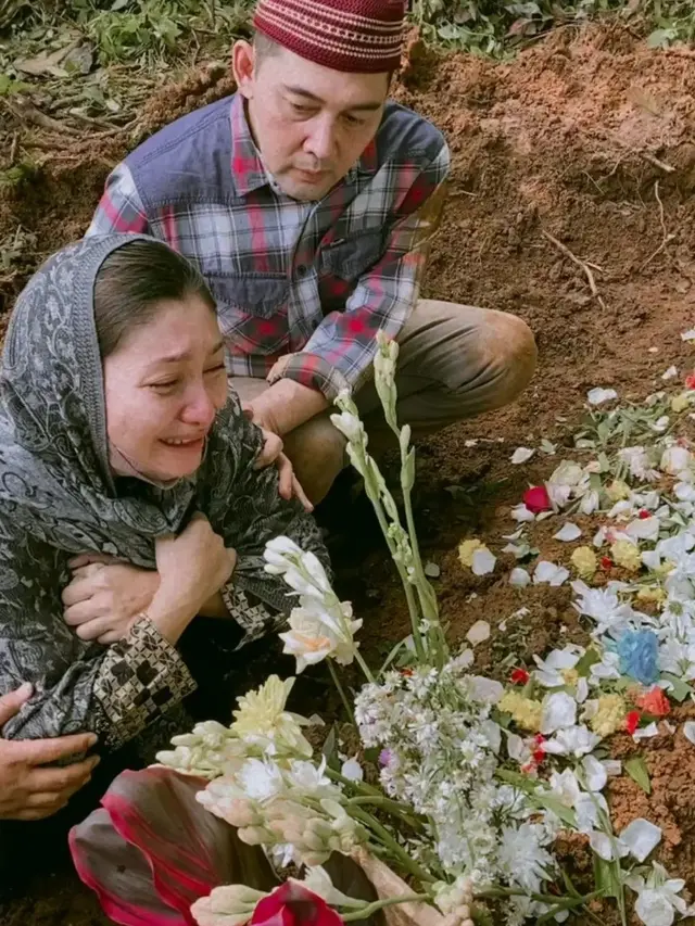 6 Momen Pemakaman Suami Baby Margaretha, Diwarnai Tangis