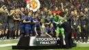 Pelatih Manchester United Jose Mourinho memimpin anak asuhnya merayakan gelar juara Liga Europa usai mengalahkan Ajax di Friends Arena, Stockholm, Swedia, (24/5/2017). MU menang 2-0. (AP/Martin Meissner)