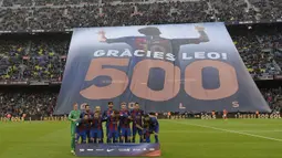 Para suporter Barcelona merayakan gol ke-500 Lionel Messi sebelum melawan Osasuna pada laga La Liga di Stadion Camp Nou, Barcelona, Rabu (26/4/2017). Barcelona menang 7-1 atas Osasuna. (AFP/Lluis Gene)
