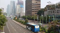Bus Transjakarta melintasi Jalan MH Thamrin, Jakarta, Kamis (27/6/2019). Adanya rekayasa lalu lintas di sejumlah titik terkait sidang putusan Mahkamah Konstitusi menyebabkan jalan protokol di pusat kota itu lebih lengang dibanding hari biasa. (Liputan6.com/Immanuel Antonius)