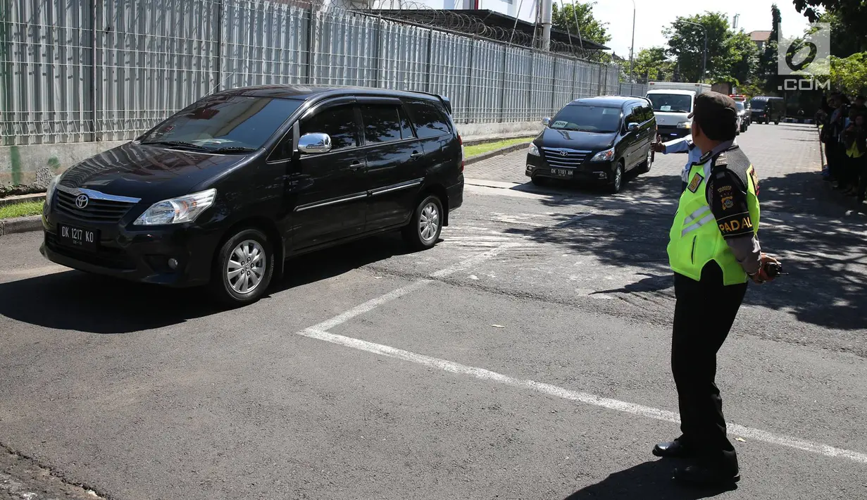 Petugas kepolisian mengamati iring-iringan rombongan mantan Presiden AS Barack Obama saat memasuki Base Ops Lanud Ngurah Rai, Bali, Rabu (28/6). Obama dan keluarga meninggalkan Bali untuk melanjutkan liburan ke Yogyakarta. (Liputan6.com/Immanuel Antonius)