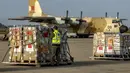 Paket bantuan kemanusiaan yang ditujukan untuk warga Palestina di Jalur Gaza terlihat di landasan pacu sebelum dimuat ke pesawat angkut militer C-130 Hercules Angkatan Udara Kerajaan Maroko di Pangkalan Udara Kenitra di utara Rabat pada 2 Agustus 2025. (Abdel Majid BZIOUAT/AFP)