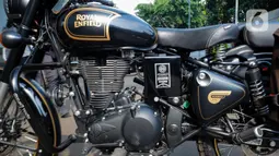 Motor yang disita berjenis Royal Enfield Classic 500 Limited Edition dengan warna hitam dan aksen garis emas. (Liputan6.com/Herman Zakharia)