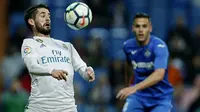 Aksi pemain Real Madrid, Francisco Roman "Isco" malkukan kontrol bola saat melawan Getafe pada lanjutan La Liga Santander di Santiago Bernabeu stadium, Madrid, (3/3/2018). Real madrid menang 3-1. (AP/Francisco Seco)