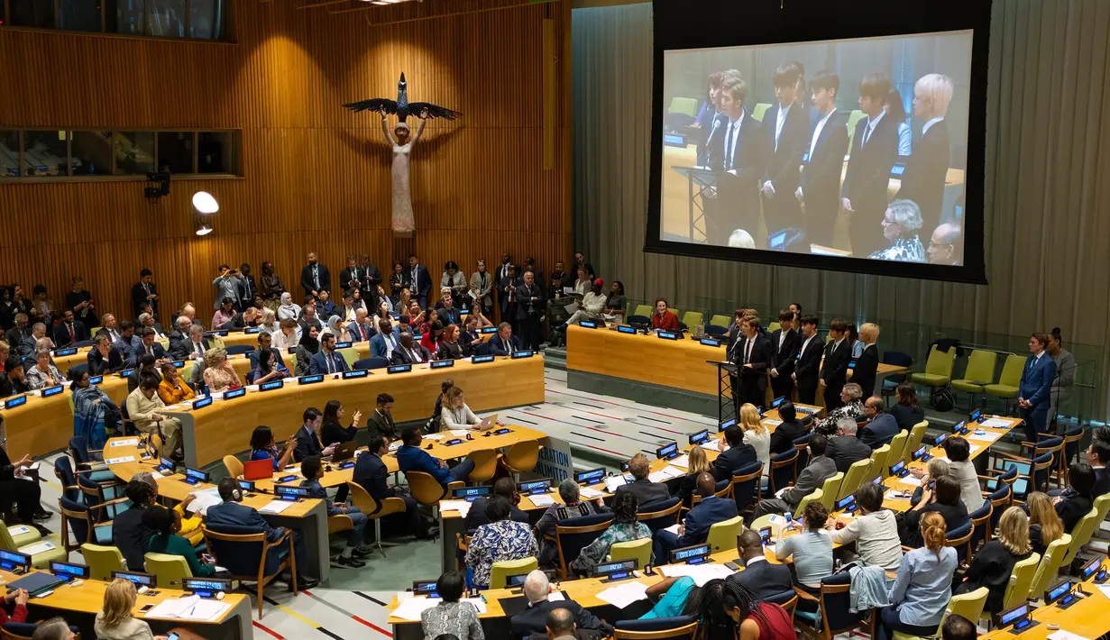 Boyband Korea Selatan, BTS berbicara dalam Sidang Umum Perserikatan Bangsa-Bangsa (PBB) di New York, Senin (24/9). Dengan bahasa inggris penuh, BTS menyampaikan kampanye mereka dengan UNICEF yang bertemakan ‘Love Myself’. (AP/Craig Ruttle)