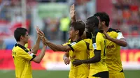 MERAYAKAN - Shinji Kagawa merayakan gol yang dicetaknya ke gawang FC Ingolstadt. (REUTERS/Michaela Rehle)