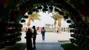 Di Corniche, terlihat terowongan yang dihiasi banyak Tanaman hias diletakan di dalam pot yang berjejer rapi. (AFP/Karim Jaafar)