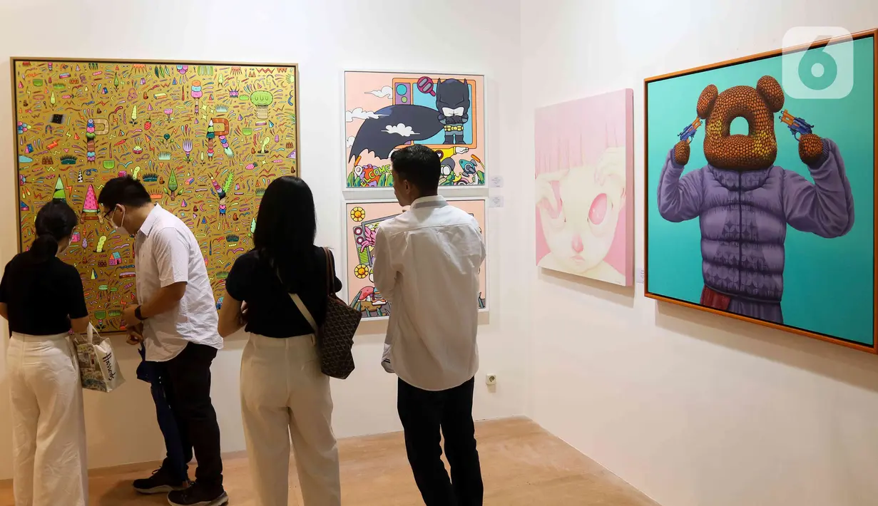Pengunjung melihat karya seni yang ditampilkan dalam pameran Art Jakarta Gardens 2023 di Hutan Kota Plataran, Senayan, Jakarta Pusat, Selasa (7/2/2023). Pameran seni Art Jakarta Gardens kembali digelar tahun ini mulai dari tanggal 7 - 12 Februari 2023, dalam pameran ini, pengunjung dapat menjelajahi kombinasi presentasi karya seni rupa yang ditampilkan dari dalam dan luar ruangan dengan karya berupa patung, instalasi, dan objek dua dimensi. (Liputan6.com/Herman Zakharia)