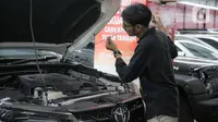 Penjual mengecek oli mobil yang di jual di Showroom Belanja Mobil, Jakarta, Senin (6/2/2023). Guna menghadirkan kebutuhan mobil bekas untuk masyarakat Indonesia saat ini, sejumlah showroom mobil bekas menerapkan penjualan konvensional serta penggunaan platform media sosial yang bisa memudahkan transaksi pembelian dan penjualan kendaraan. (Liputan6.com/Faizal Fanani)