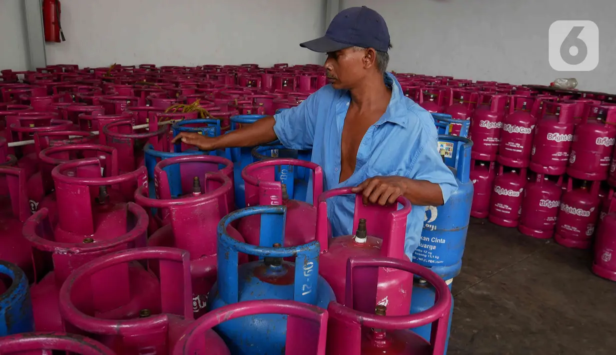 Pekerja merapikan susunan tabung LPG non-subsidi di sebuah agen gas di kawasan Jakarta, Kamis (30/12/2021). Pertamina memastikan stok LPG nasional, baik LPG PSO maupun Non PSO, dalam kondisi aman menjelang pergantian Tahun Baru 2022. (Liputan6.com/Angga Yuniar)