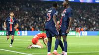Bek Paris Saint-Germain asal Portugal #25, Nuno Mendes (C), melakukan selebrasi dengan penyerang Paris Saint-Germain asal Prancis #23, Randal Kolo Muani (R), setelah mencetak gol pertama Paris Saint-Germain selama pertandingan sepak bola putaran pertama hari pertama Liga Champions antara Paris Saint-Germain (PSG) dan Girona FC di Stadion Parc des Princes, di Paris, Kamis ini hari WIB (19/9/2024). (Franck FIFE/AFP)