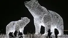Orang-orang melihat instalasi lampu yang dipasang untuk menyambut libur Tahun Baru dan Natal Ortodoks di Moskow, Rusia, pada 29 Desember 2020. (Xinhua/Alexander Zemlianichenko Jr)