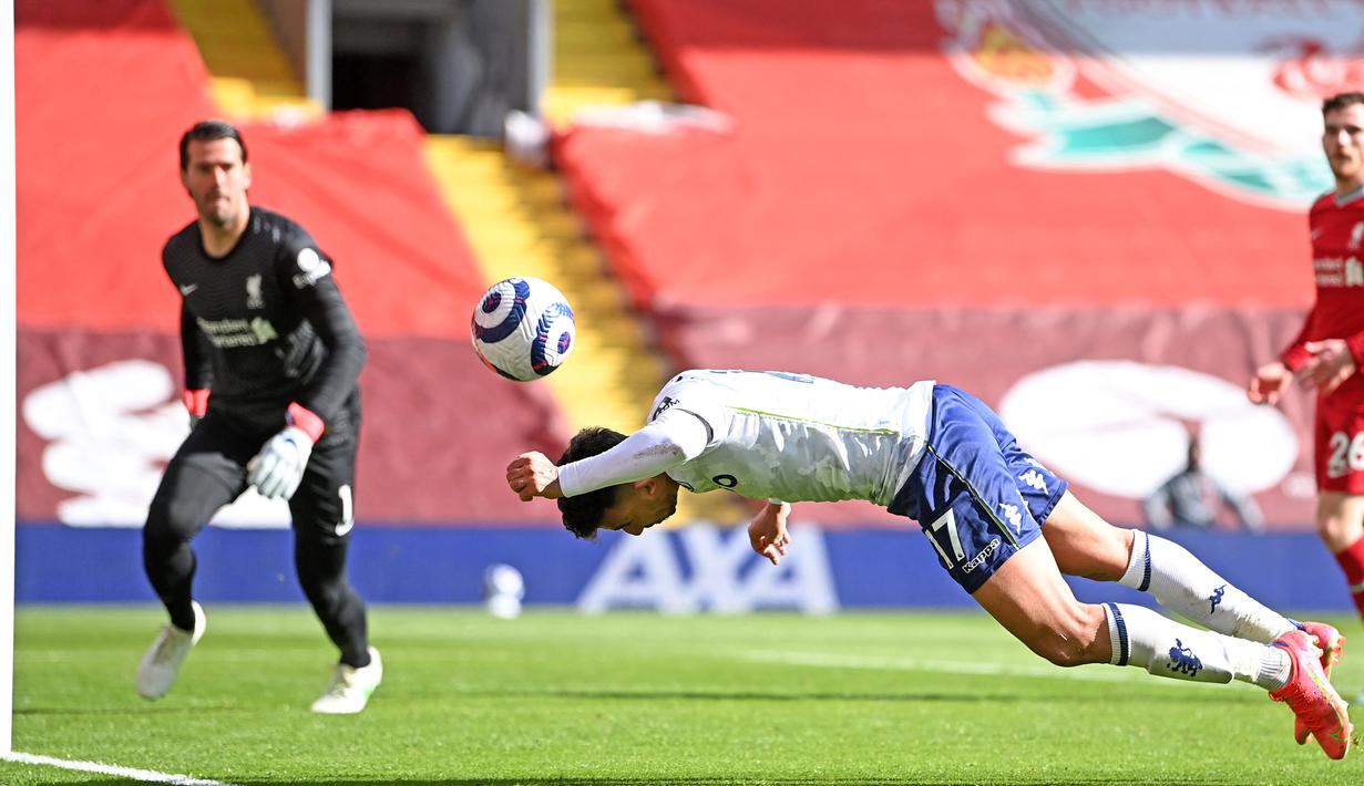 Pemain Aston Villa, Trezeguet (tengah) nyaris menambah gol bagi timnya andai bola tidak melebar dari gawang yang dijaga Alisson Becker. (Foto: AFP/Pool/Laurence Griffiths)