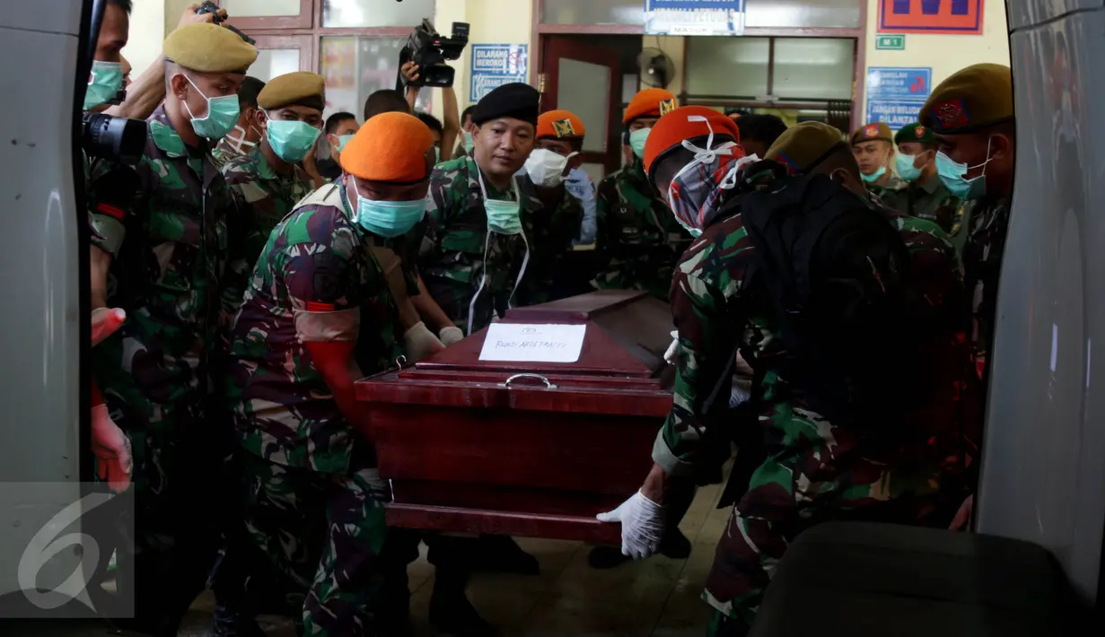 Petugas menggotong peti jenazah korban Hercules C-130 yang telah teridentifikasi untuk dipulangkan ke keluarga korban, di RSUP Haji Adam Malik, Medan, Sumatera utara, Kamis (2/7/2015). (Liputan6.com/Johan Tallo)