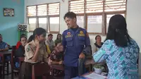 Kisah Haru Damkar Jadi Ayah Pengganti Saat Ambil Rapor