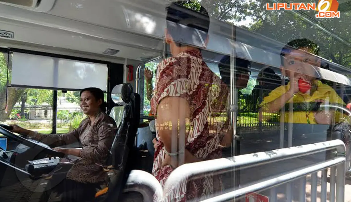 Pengemudi wanita (Pramudi) bus tingkat TransJakarta tampak memakai kebaya saat melakukan tugasnya (Liputan6.com/Johan Tallo)