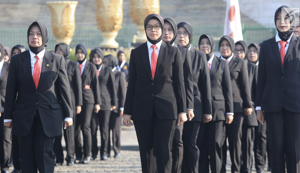 Anggota polisi wanita (Polwan) berbaris saat peringatan HUT ke-70 Polwan di Lapangan Monas, Jakarta, Senin (3/9). Berbagai atraksi ketangkasan diperlihatkan sejumlah polwan. (Merdeka.com/Iqbal S. Nugroho)