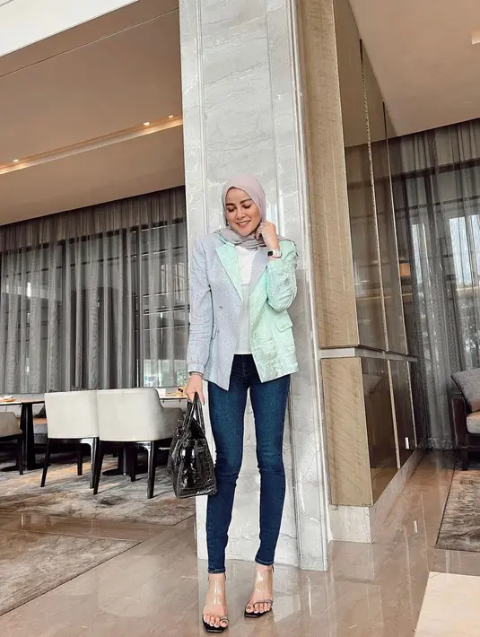 <p>Blazer pastel dengan dua warna ini juga sangat cantik untuk kamu gunakan sehari - hari , lho. (instagram/ollaramlan)</p>