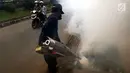 Petugas melakukan pengasapan atau fogging di permukiman warga di Jalan Delima Raya, Jakarta Barat, Selasa (30/4/2019). Pengasapan tersebut untuk mencegah penyebaran penyakit Demam Berdarah Dengue (DBD) melalui nyamuk Aedes Aegypti saat musim hujan mulai terjadi di Jakarta. (Liputan6.com/Johan Tallo)