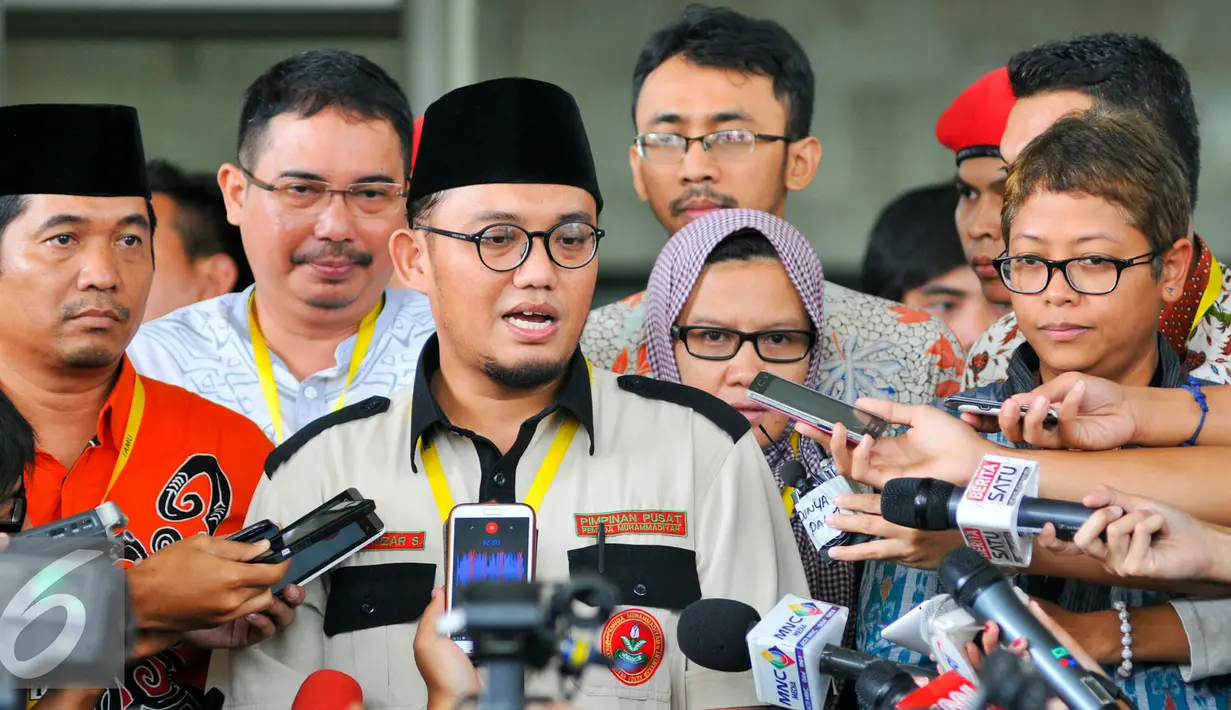 Ketua PP Pemuda Muhammadiyah, Dahnil Anzar (tengah) memberikan keterangan pers kepada media di KPK, Jakarta, Kamis (19/5). Kedatangannya meminta agar KPK menelisik asal muasal uang Rp100 juta pemberian Densus 88 tersebut. (Liputan6.com/Yoppy Renato)