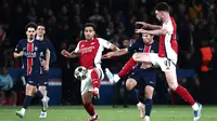 Laga kedua tim berlangsung terbuka sejak menit awal pertandingan. Arsenal yang tertinggal agregat 0-1 tampil agresif. (Thibaud MORITZ/AFP)