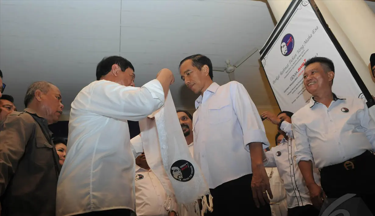 Ketua Gema JKW4P-7 Faisal Reza Yoenoes memberikan Jokowi syal berwarna putih sebagai simbol dukungan terhadap Jokowi, Menteng. Jakarta Pusat, Kamis (8/5/2014) (Liputan6.com/Herman Zakharia).
