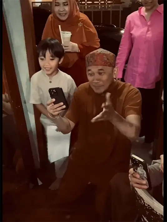 Momen Hanung merayu anak bontotnya yang takut. "Enggak mau sama Abi? Emang Abi kenapa," kata Hanung pada putranya. "Sama Abinya takut, digendong Abi?" lanjut Hanung. "Enggak mau," kata Kama. [Instagram/hanungbramantyo]