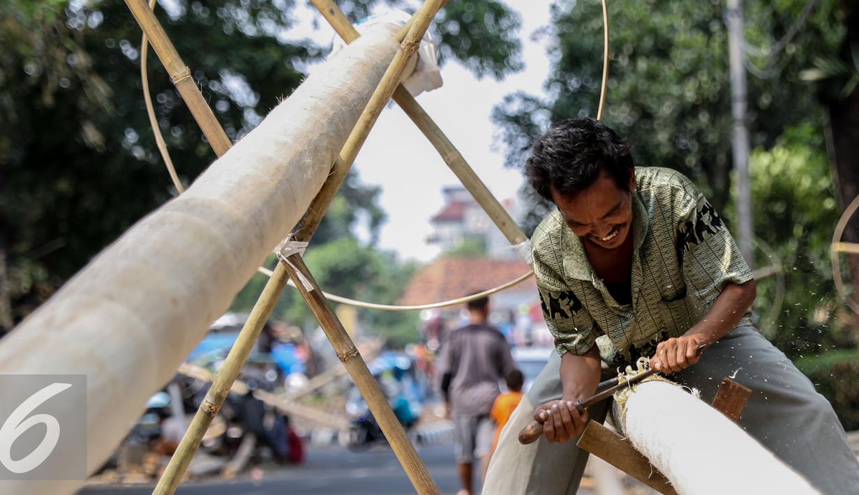 Pohon pinang yang sudah dihaluskan dijual dengan harga Rp 900 ribu hingga Rp 1 juta per batang untuk lomba panjat pohon pinang memeriahkan HUT Kemerdekaan RI 17 Agustus, Jakarta, Senin (10/8/2015). (Liputan6.com/Yoppy Renato)