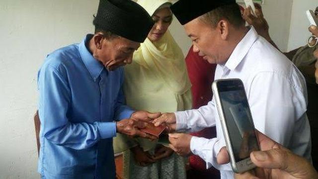 Pernikahan kakek Badu dan Ika Nurjanah pada 2017 lalu.(Liputan6.com/Ahmad Akbar Fua)
