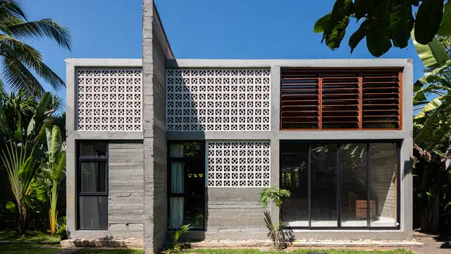 Rumah Semen Ekspos Sederhana yang Cocok untuk Iklim Tropis (AI)