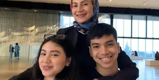 Bersama anak-anaknya, Wanda Hamidah nampak akrab bagai bestie. Anak-anak Hamidah pun memiliki parah yang memesona. Credit: (@wanda_hamidah)