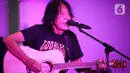 Hadir dalam perilisan tersebut para personel God Bless; Achmad Albar (vocal), Ian Antono (gitar), Donny Fattah (bass), Abadi Soesman (keyboard), dan Fajar Satritama (drum). (Liputan6.com/Faizal Fanani)