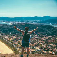 Destinasi wisata yang terjangkau menjadi pilihan saat hendak berlibur. (Foto: Unsplash/Edgar Chaparro)