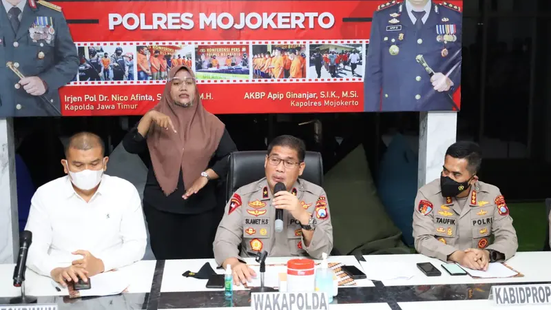 Polisi menangkap pacar Novia Widyasari. (Dian Kurniawan/Liputan6.com)