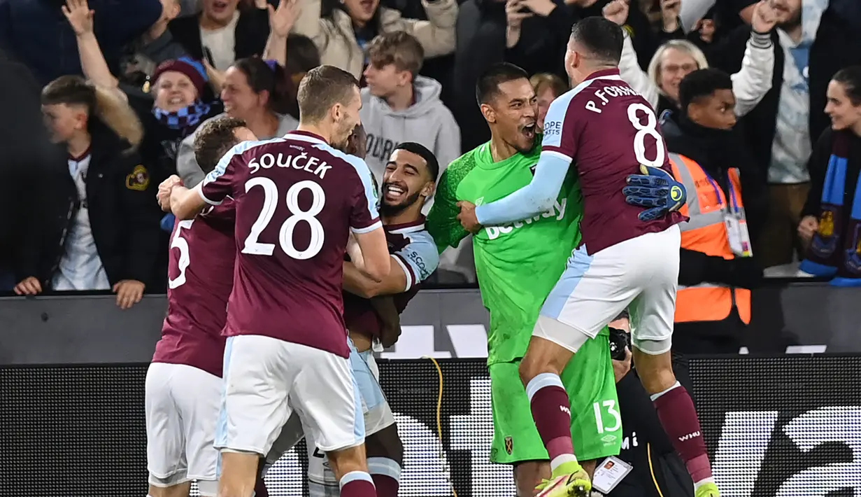 West Ham pun lolos ke babak perempatfinal, sementara Manchester City yang begitu dominan menjadi juara Carabao Cup dalam empat musim terakhir harus tersingkir di babak 16 Besar. (AFP/Glyn Kirk)