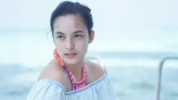 Pemilik nama lengkap Chelsea Elizabeth Islan juga memperhatikan fashion saat berlibur di pantai. Outfit serba putih terlihat pantas dipakainya. Sisi Chelsea Islan saat bersantai di pantao ini bikin adem lihatnya. Tak ayal foto Chelsea di pantai ini tuai banyak pujian. (Liputan6.com/IG/@chelseaislan)